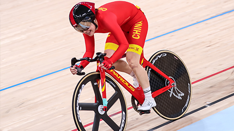 小朋友从乒乓球台上掉下来